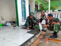 Danramil 0816/17 Gedangan lakukan pengecekan perbaikan rutilahu capai 80 persen