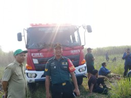Serka Joko Dwi. P Babinsa Koramil 0816/05 Bersama Kades Padamkan Kebakaran Lahan Tebu