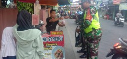 Babinsa Koramil 0816/15 Sukodono Berbagi Daging Qurban Pada Perayaan Idul Adha 1444 H