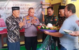 Danramil 0816/11 Tarik Beserta Anggota Berikan Kejutan Dalam Rangka HUT Polri Di Polsek Tarik