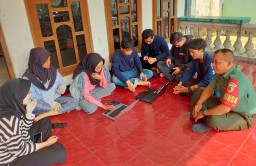 Sertu Aviv Ashab Babinsa Desa Kalisampurno Giat Pendampingan Pada Masiswa Yang Sedang KKN