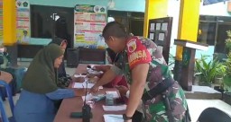 Kebersamaan Babinsa Koramil 0816/11 Tarik dan Babinkamtibmas Desa Kramattemenggung Dampingi Penyaluran BLT Di Desa Binaan.