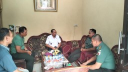 Dandim 0816/Sidoarjo Letkol Inf Guntung Dwi Prasetyo Menjenguk Anggotanya Yang Sedang Sakit