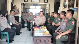 Danramil 0816/15 Sukodono Bersama Camat Sambangi Polsek Ucapkan Selamat HUT Bhayangkara Ke-77