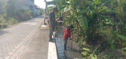 Pelda Hasan Basri Koramil 0816/09 Krian dalam kegiatan karya bakti di wilayah binaan Desa Sidorejo