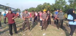 Mahasiswa Brawijaya Yang Sedang Melaksanakan MMD Didesa Kebaron Melaksanakan Senam Bersama Warga Dan Muspika