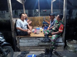 Babinsa Koramil 0816/01 Kelurahan Celep Komsos dengan warga binaannya.