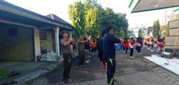 Babinsa Pelda Hasan Basri Koramil 0816/09 Krian Senam Bersama Forkopimka Krian.