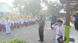 Tumbuhkan rasa cinta tanah air, Batuud Koramil 06/Tanggulangin pimpin upacara bendera