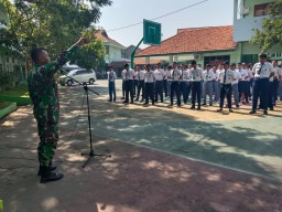 Keseriusan siswa-siswi SMK PGRI 1 saat berlatih PBB bersama anggota TNI