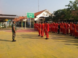 Sukseskan MPLS, Babinsa Koramil 0816/11 Tarik Berikan Materi Wasbang dan PBB