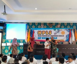 TNI masuk ke SMPN 6 Bluru kidul Sidoarjo tanamkan disiplin sejak usia dini.