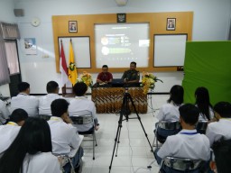Danramil 0816/01 Sidoarjo perkenalkan wasbang dan bela negara di SMA Petra 4 Sidoarjo.