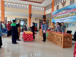 Penuh Hikmat, Danramil 0816/05 Hadiri Acara Pelantikan Perangkat Desa