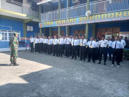 Bentuk Karakter Disiplin, Babinsa Koramil 0816/15 Sukodono Latih PBB Kepada Siswa SMK