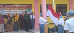 Tanamkan Jiwa Nasionalisme, Babinsa Koramil 0816/11 Tarik Jadi Irup Upacara di SMK Taruna Kec. Tarik