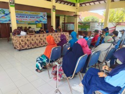 Pendampingan Penyaluran BLT DD Merupakan Bentuk Sinergisitas Babinsa Sumberrejo Dengan Apdes