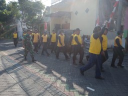 Tingkatkan Kemampuan Linmas dan Kartar, Babinsa Desa Kemiri berikan Pelatihan Disiplin