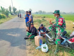 Guyup Rukun, Babinsa Semambung Ikuti Kerja Bakti Bersama Masyarakat