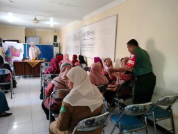 Babinsa 0816/01 Kelurahan Pekauman terjun langsung ke wilayah binaan dengan pendampingan Stunting.