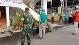 Kebersamaan Babinsa Koramil 0816/11 Tarik Dengan Warga Masyarakat Desa Binaan