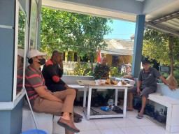 Cangkrukan Babinsa Jati Kodim 0816/01 dengan warga pondok Jati Sidoarjo.