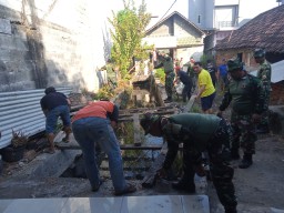 Karya Bakti TNI wujudkan sikap gotong royong TNI bersama warga