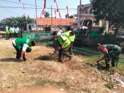 Babinsa 0816/01 Sarirogo Sidoarjo bersama warga ciptakan lingkungan bersih.