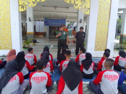 Danramil 0816/15 Sukodono Berikan Arahan Kepada Anggota Paskibra