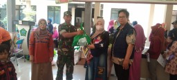 Berbagi Anak Stunting Babinsa Koramil 0816/11 Tarik Turut Hadir Bagikan Protein Kepada Warga Masyarakat Yang Terdampak Stunting