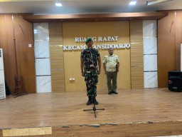 Danramil 0816/01 Sidoarjo mengukuhkan Paskibra HUT RI ke 78 Kecamatan Sidoarjo