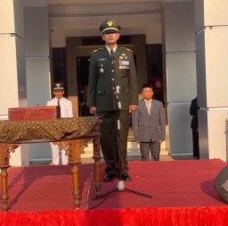 Danramil 0816/01 Sidoarjo pimpin penurunan bendera HUT RI ke 78 dengan khidmat