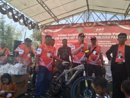 Babinsa 0816/01 Sekardangan hadiri lomba karnaval dan jalan sehat bersama dengan warga binaannya.