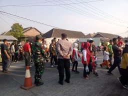 Kompak Babinsa & Bhabinkamtibmas Desa Kebaron Kawal Jalan Sehat//Memeriahkan HUT RI ke-78