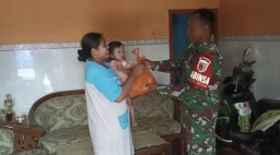 Kepedulian Babinsa Koramil 0816/06 Tanggulangin Berikan Bantuan Sembako Kepada Anak Stunting