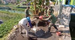 Anggota Babinsa Koramil 0816/06 Tanggulangin Bergotong Royong Dengan Masyarakat Bangun Plengsengan