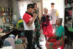 Jumat Berkah, Tiga Pilar Desa Rangkah Kidul Bagikan Paket Sembako Kepada Lansia