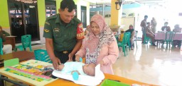 Babinsa Koramil 0816/14 Taman Accompany Posyandu Tooddlers and The Elderly