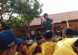 Bentuk Kepedulian Generasi Muda, Babinsa Koramil 0816/11 Tarik Berikan Materi Wawasan Kebangsaan Kepada Siswa-siswi SMP Negeri 1 Tarik