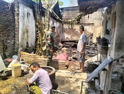 Babinsa Sekardangan Koramil 0816/01 Sidoarjo tanggap kebakaran rumah.
