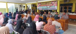 Babinsa & Bhabinkamtibmas Kebaron Monitoring Bantuan Sosial Beras di Wilayah Binaan