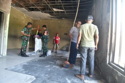 Gotong royong warga dengan babinsa Koramil 0816/01 Sidoarjo bersihkan rumah pasca kebakaran.