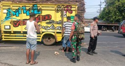 Dengan Sigap Babinsa Sertu Eko Wahyudin Bantu Pengamanan Di Arus Jalan Raya