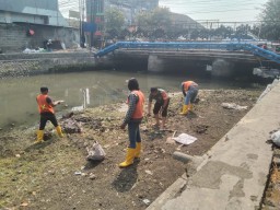 Kerja bakti pembersihan sungai Sidoarjo oleh Babinsa Koramil 0816/01 dengan DLHK Sidoarjo.