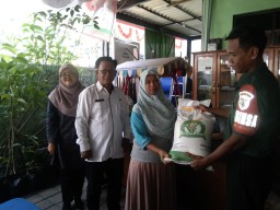 Babinsa Kelurahan Sidoklumpuk Koramil 0816/01 Sidoarjo pendampingan pembagian beras.