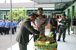Kapolresta Sidoarjo Berikan kejutan kepada Dandim 0816/Sidoarjo dalam Rangka HUT TNI ke-78