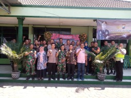 Ucapan HUT TNI ke 78 oleh Polsek Krian dan Camat Krian kepada Koramil 0816/09 Krian.