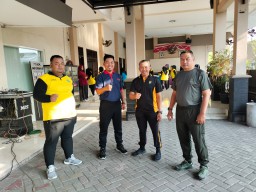 KORAMIL 0816/16 WARU BERSAMA FORKOPIMKA WARU MELAKSANAKAN SENAM SKJ 88 DIHALAMAN KANTOR DESA KEDUNGREJO KEC. WARU KAB. SIDOARJO