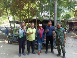 KORAMIL 0816/16 WARU KODIM 0816 MENGGELAR BAKTI GOTONG ROYONG PEMBERSIHAN SALURAN AIR DAN FASUM PERUM REWIN DESA KEPUHKIRIMAN KEC. WARU, SIDOARJO