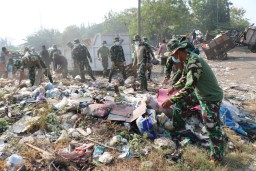 Bakti Gotong Royong Kodim 0816/Sidoarjo di Kelurahan Gebang